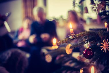 Noel dekorasyonu ile geleneksel Noel ağacı, akşam. P