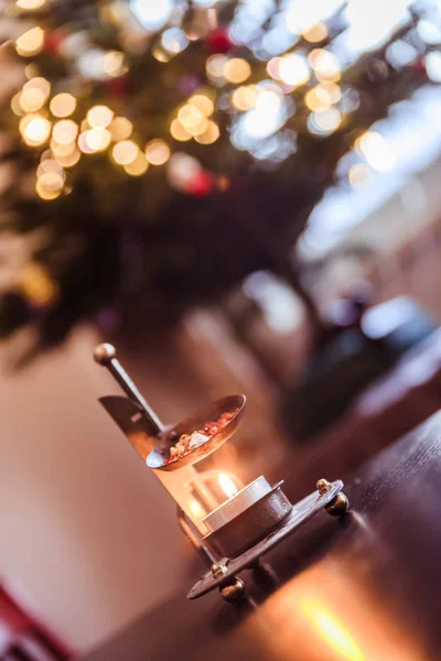 Jultid: ljus med rökelse, julgran och presenter — Stockfoto