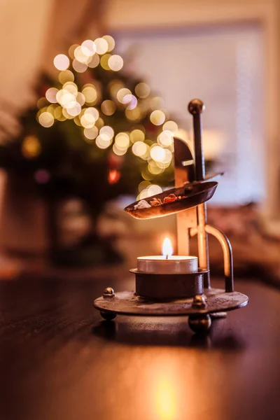 Tempo de Natal: Vela com incenso, árvore de Natal e presentes — Fotografia de Stock