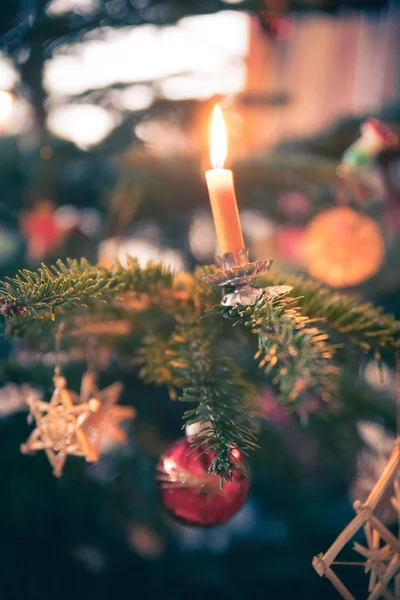 Kerze am traditionell geschmückten Weihnachtsbaum, Abend — Stockfoto
