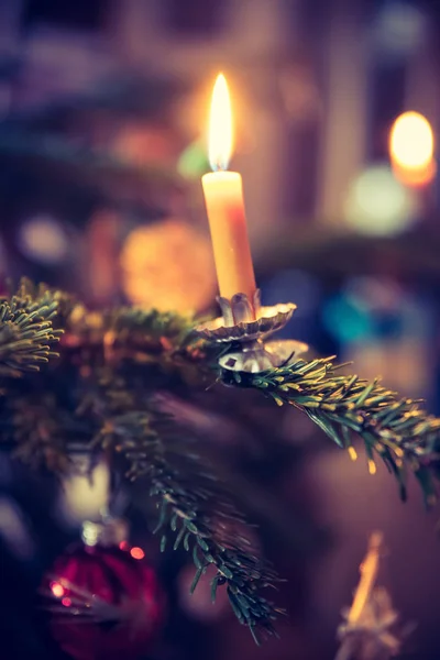 Vela na árvore de Natal decorada tradicional, à noite — Fotografia de Stock