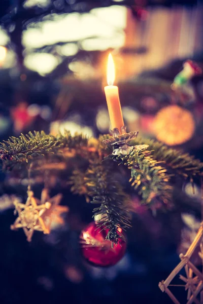전통적인 장식 크리스마스 트리에 촛불, 저녁 — 스톡 사진