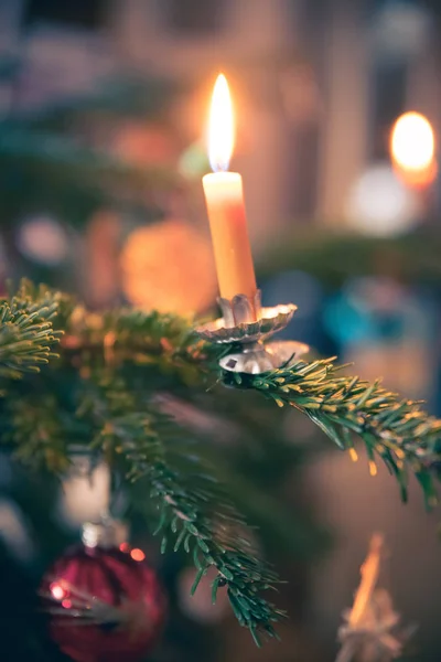 Vela na árvore de Natal decorada tradicional, à noite — Fotografia de Stock