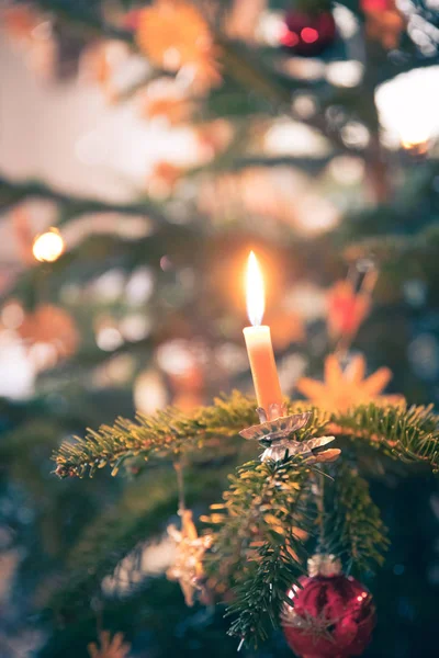 Vela na árvore de Natal decorada tradicional, à noite — Fotografia de Stock