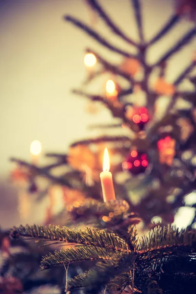 Albero di Natale tradizionale con decorazione natalizia, sera — Foto Stock