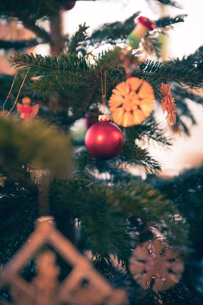 Traditionele kerstboom met kerst decoratie, avond — Stockfoto