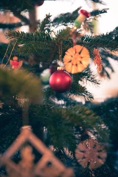 Árvore de Natal tradicional com decoração de Natal, noite — Fotografia de Stock