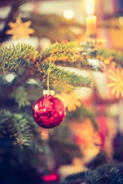 Traditioneller Weihnachtsbaum mit Weihnachtsdekoration, Abend — Stockfoto