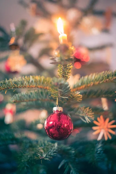 传统的圣诞树与圣诞装饰，晚上 — 图库照片