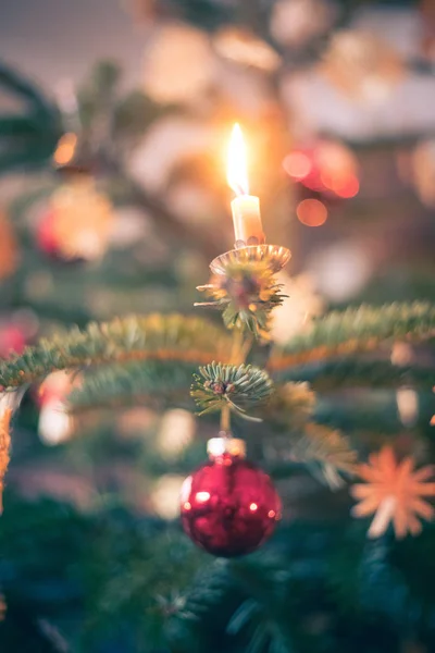 Albero di Natale tradizionale con decorazione natalizia, sera — Foto Stock