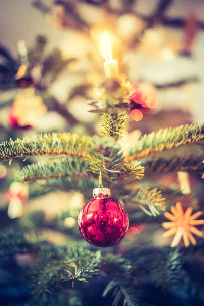 Traditionell julgran med juldekoration, kväll — Stockfoto