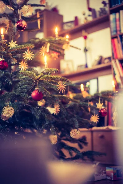 Traditionele kerstboom met kerst decoratie, avond — Stockfoto