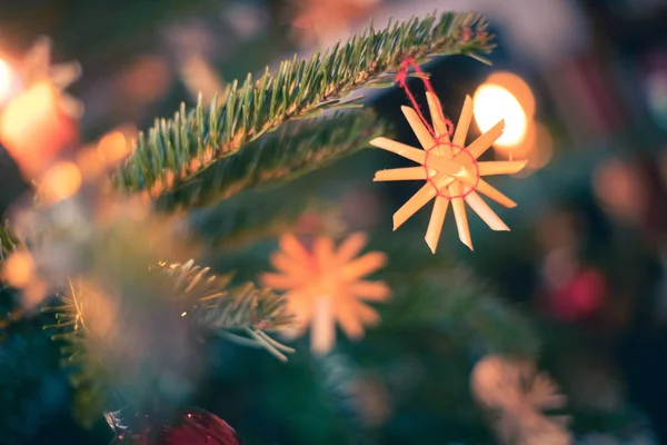 Árvore de Natal tradicional com decoração de Natal, noite — Fotografia de Stock