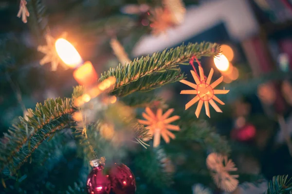 Albero di Natale tradizionale con decorazione natalizia, sera — Foto Stock
