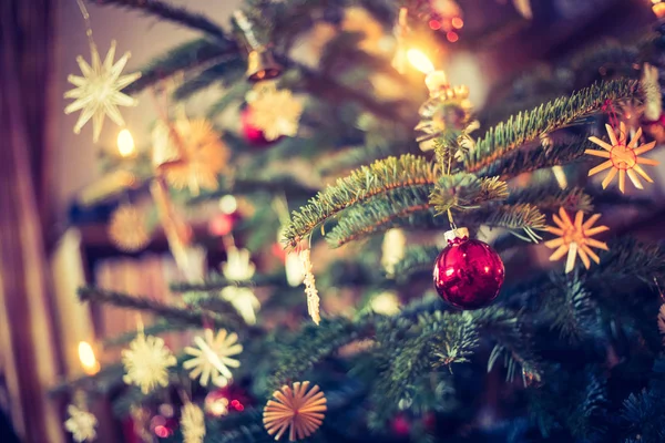 Árvore de Natal tradicional com decoração de Natal, noite — Fotografia de Stock