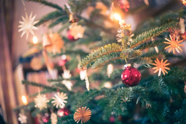 Традиционная елка с рождественским декором, вечер — стоковое фото