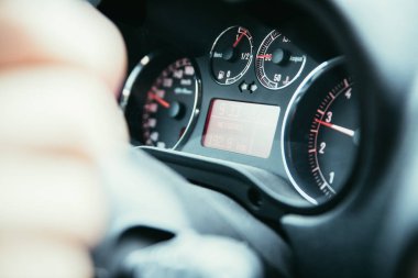 Takometre ve yakıt göstergesi ile spor araba panosu