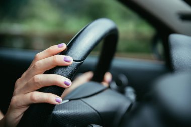Spor araba direksiyon, mor nai ile genç bir kızın elleri