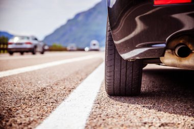 Araba arıza Lane, asfalt ve lastik üzerinde ayakta, Italya