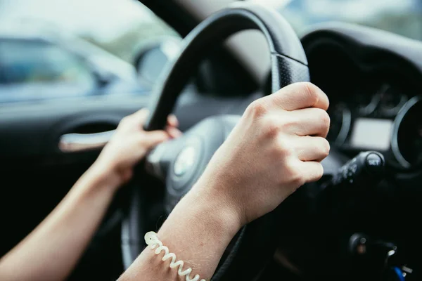 Deportes coche volante, mujer está conduciendo — Foto de Stock