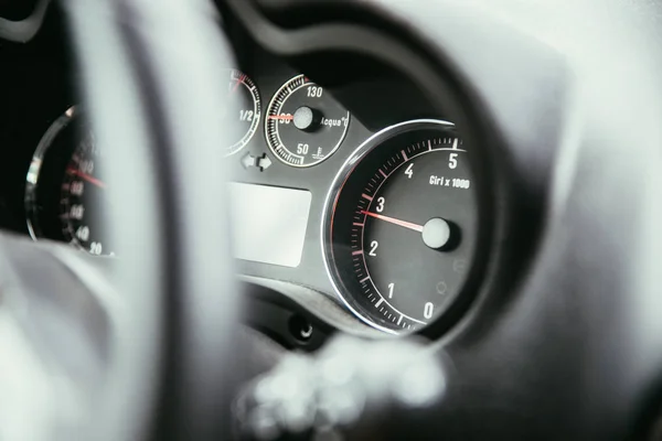 Takometre ve yakıt ile spor araba panosu ve direksiyon simidi — Stok fotoğraf