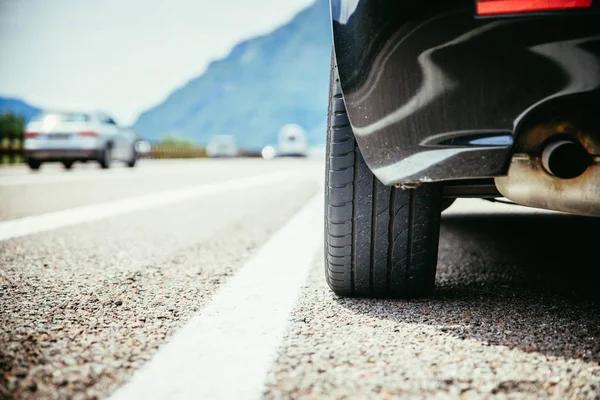 Bilen står på uppdelningen Lane, asfalt och däck, Italien — Stockfoto