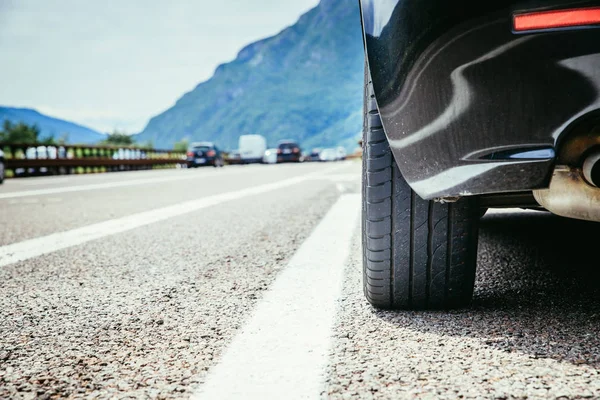 L'auto è in piedi sulla corsia di soccorso, asfalto e pneumatico, Italia — Foto Stock