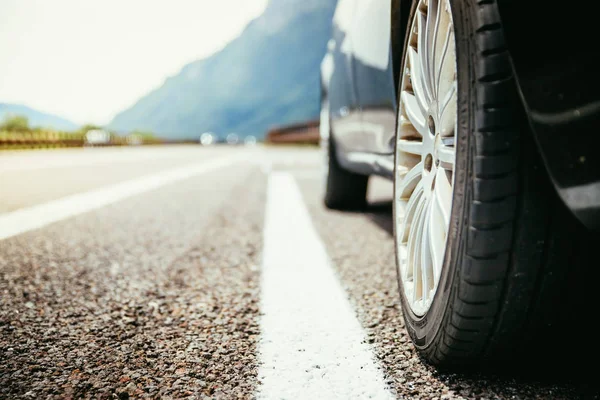 El coche está parado en el carril de rotura, asfalto y neumático, Italia — Foto de Stock