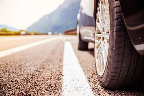 Carro em pé na faixa de rotura, asfalto e pneu, Itália — Fotografia de Stock