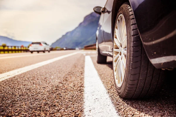 Auto steht auf der Pannenspur, Asphalt und Reifen, Italien — Stockfoto