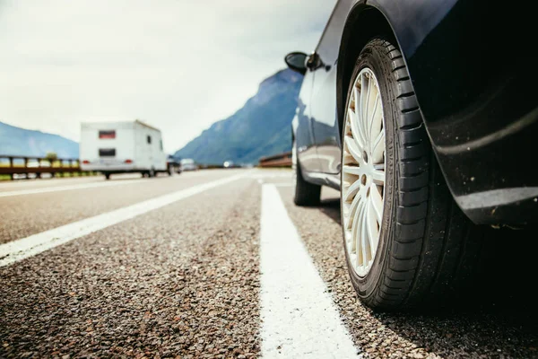 Bilen står på uppdelningen Lane, asfalt och däck, Italien — Stockfoto