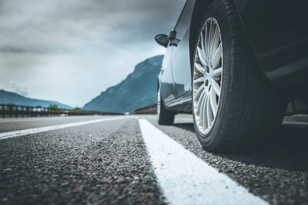 El coche está parado en el carril de rotura, asfalto y neumático, Italia — Foto de Stock