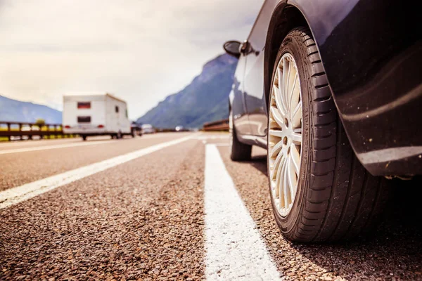 El coche está parado en el carril de rotura, asfalto y neumático, Italia — Foto de Stock