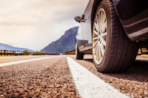 Carro em pé na faixa de rotura, asfalto e pneu, Itália — Fotografia de Stock