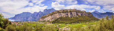 Pastoral peyzaj Italya, Lago di Garda: dağlar, küçük bir Villa