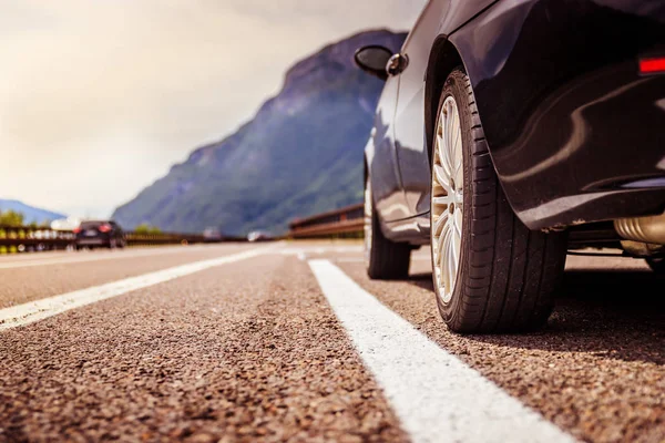 Auto seisoo hajoamiskaistalla, asfaltti ja rengas, Italia — kuvapankkivalokuva