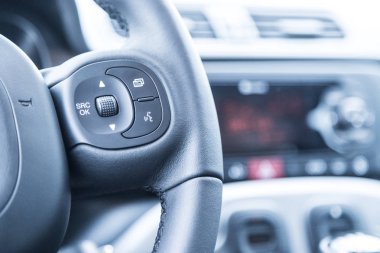 Uzaktan kumanda, modern araba, BL ile deri-siyah direksiyon simidi