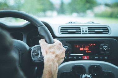 Modern araba iç: bir spor araba direksiyon erkek eller