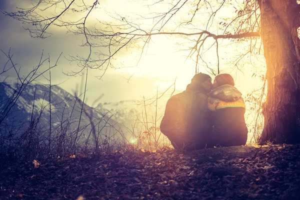Ідилічні гірські пейзажі сонця: молода сімейна пара насолоджується — стокове фото