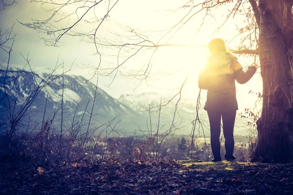 Giovane ragazza gode la vista sulle montagne, autunno — Foto Stock