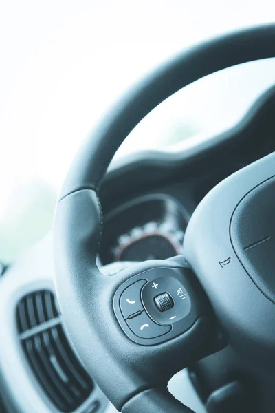 Volante de cuero negro con control remoto, coche moderno, bl — Foto de Stock