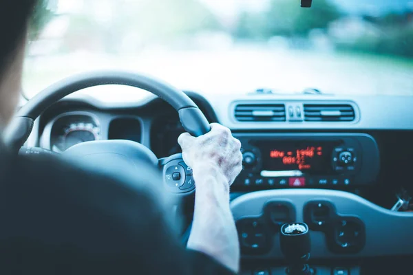 Interior del coche moderno: manos masculinas en un volante deportivo — Foto de Stock