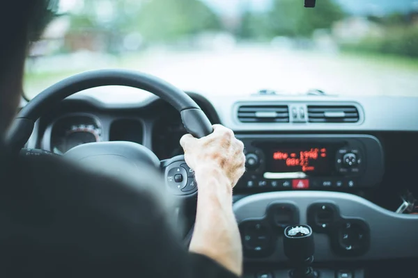 Interior del coche moderno: manos masculinas en un volante deportivo — Foto de Stock