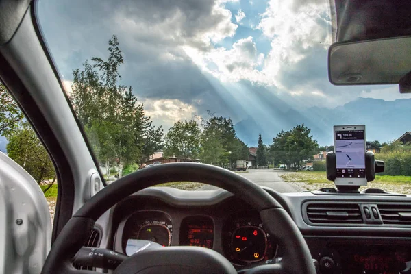 Cruscotto auto con smartphone utilizzato come dispositivo di navigazione, luminoso — Foto Stock