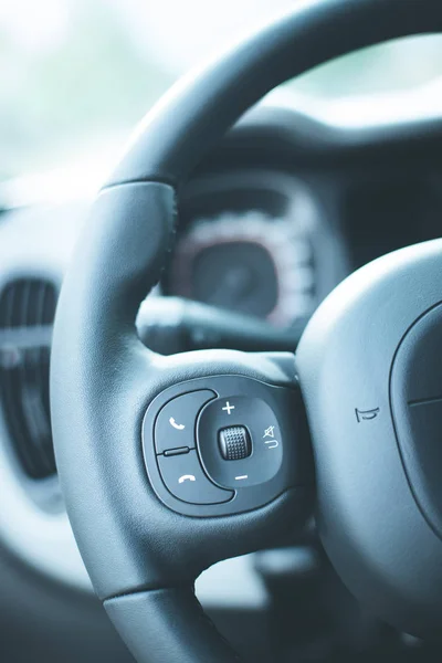 Volante de cuero negro con control remoto, coche moderno, bl — Foto de Stock