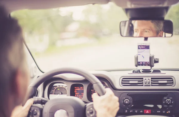 Intérieur d'une voiture moderne par une journée ensoleillée. Smartphone sur mobile mo — Photo