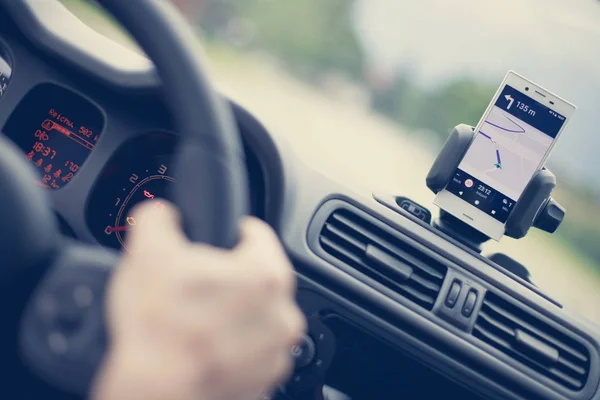 Intérieur d'une voiture moderne par une journée ensoleillée. Smartphone sur mobile mo — Photo