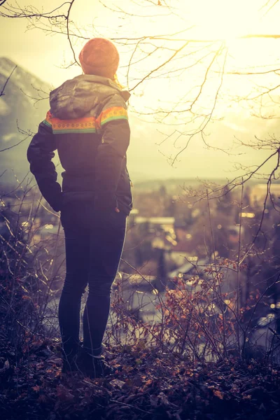 Jong meisje geniet van het uitzicht op de bergen, herfst — Stockfoto