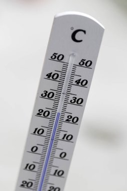 Heatwave: Bulanık bir arka plan üzerinde yaz aylarında Termometre, ısı