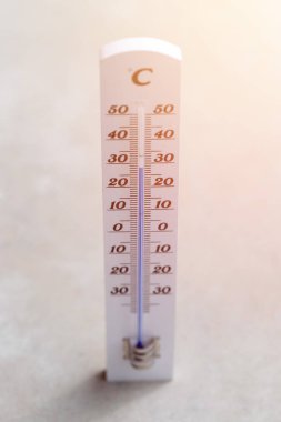 Heatwave: Beton zemin üzerinde yatan termometre